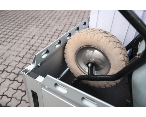 Schubkarrenrad in einem silbernen Anhänger mit seitlichen Aussparungen.