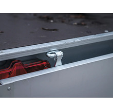 Zurröse aus Metall an einem Anhänger zur Ladungssicherung.