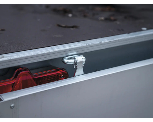 Zurröse aus Metall an einem Anhänger zur Ladungssicherung.