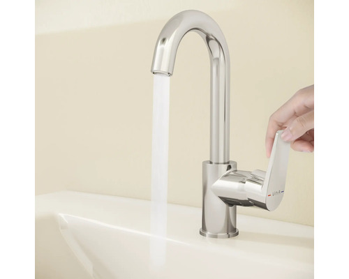 Waschtischarmatur mit Wasserstrahl und Handbedienung