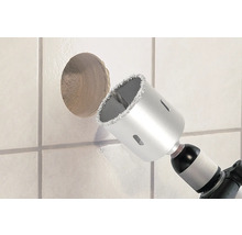 Scie cloche diamantée perçant un trou dans un carreau