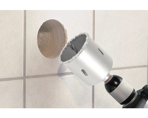 Scie cloche diamantée perçant un trou dans un carreau