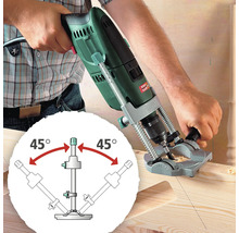 Perceuse perçant une planche de bois avec un gabarit de perçage pour des angles de perçage précis.