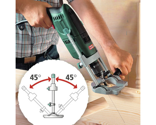 Perceuse perçant une planche de bois avec un gabarit de perçage pour des angles de perçage précis.