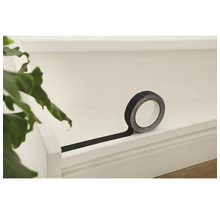 Un rouleau de ruban antidérapant noir sur une surface claire