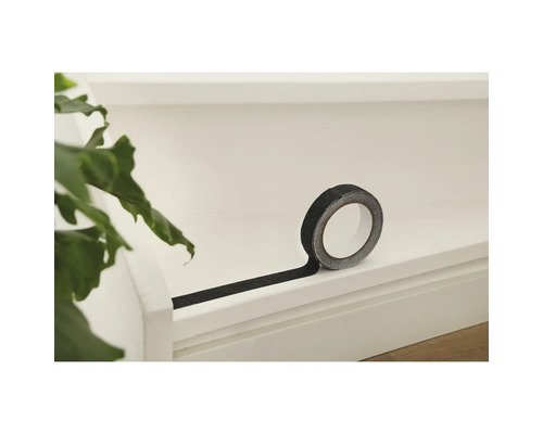 Un rouleau de ruban antidérapant noir sur une surface claire