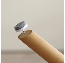 Filzgleiter mit Nagel an einem Holzbein