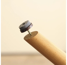 Filzgleiter mit Schraube an einem Holzbein befestigt