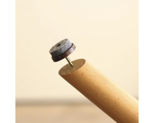 Filzgleiter mit Schraube an einem Holzbein befestigt