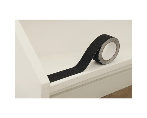 Rouleau de bande antidérapante sur une marche d'escalier