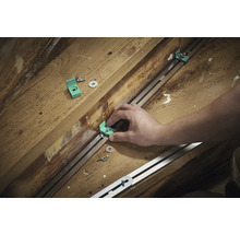 Montage d'équerres de montage avec vis et rondelles sur un rail métallique sur un support en bois