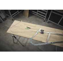 Établi avec découpe de bois, crayon et transfert d'angle