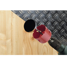 Scie cloche perçant un trou dans du bois