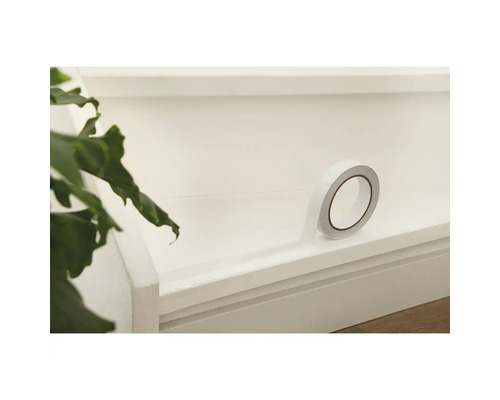 Un rouleau de ruban adhésif double face sur une surface.