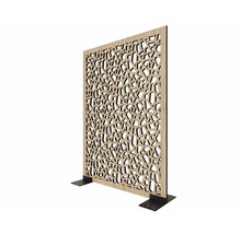 Dekorative Raumteilerwand mit geometrischem Muster auf Füssen