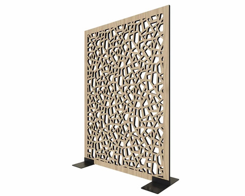 Dekorative Raumteilerwand mit geometrischem Muster auf Füssen