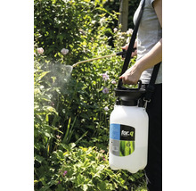 Eine Person verwendet eine Gartenspritze von for_q, um Pflanzen zu besprühen.