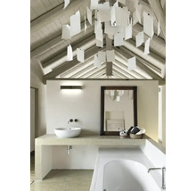 Helles Badezimmer mit Waschbecken, Spiegel, Badewanne und Papierleuchter unter einer Holzdecke