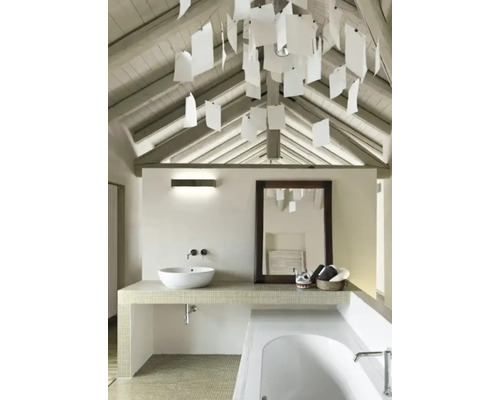Helles Badezimmer mit Waschbecken, Spiegel, Badewanne und Papierleuchter unter einer Holzdecke