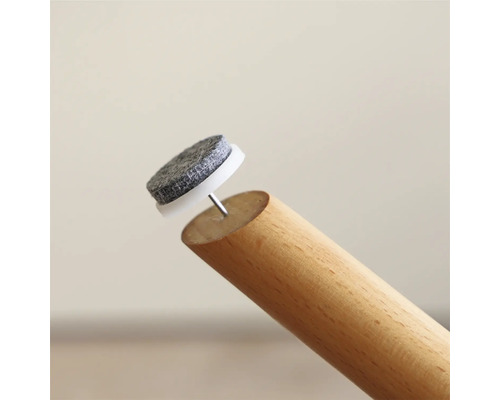 Filzgleiter mit Nagel an einem Holzbein