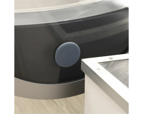 Vue détaillée d'un lave-linge avec un bouchon d'obturation rond gris