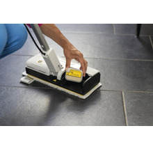 Bediener wechselt den Reinigungsmittelbehälter eines Hartbodenreinigers.