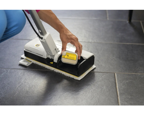 Bediener wechselt den Reinigungsmittelbehälter eines Hartbodenreinigers.