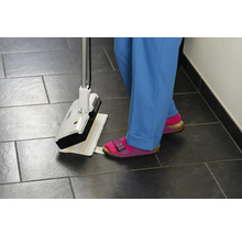 Nettoyeur vapeur en utilisation sur un sol carrelé