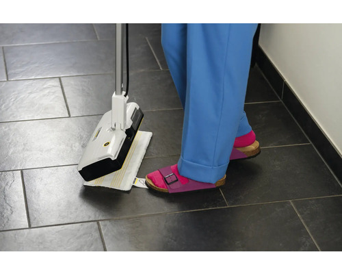 Nettoyeur vapeur en utilisation sur un sol carrelé