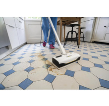 Personne nettoyant un carrelage avec une serpillière électrique