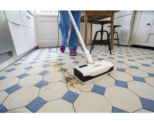 Personne nettoyant un carrelage avec une serpillière électrique