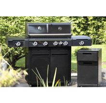 Schwarzer Gasgrill mit Seitenschrank im Aussenbereich