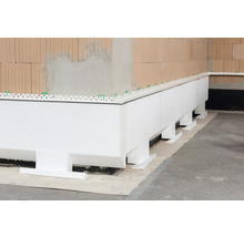 Detailaufnahme eines Sockeldämmplatten-Systems an einer Gebäudewand.