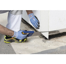 Zuschneiden einer Dämmplatte mit einer Handsäge.