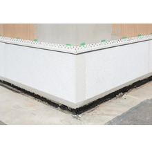 Detailansicht einer Perimeterdämmung an einer Gebäudeecke.