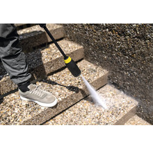 Reinigung einer Steintreppe mit einem Hochdruckreiniger.