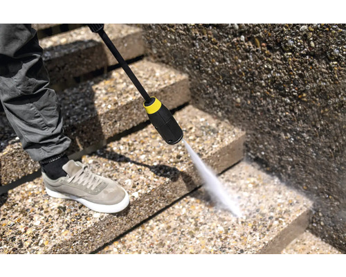 Reinigung einer Steintreppe mit einem Hochdruckreiniger.