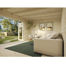 Intérieur d'un abri de jardin avec canapé, table et décoration