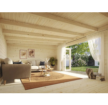 Espace de vie lumineux dans une maison de jardin avec meubles et décoration