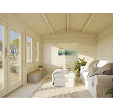 Intérieur lumineux d'une cabane de jardin avec des lambris en bois, des fenêtres et un décor confortable