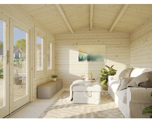 Intérieur lumineux d'une cabane de jardin avec des lambris en bois, des fenêtres et un décor confortable