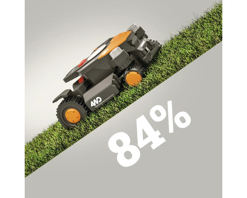 Robot tondeuse à gazon avec transmission intégrale sur pelouse inclinée