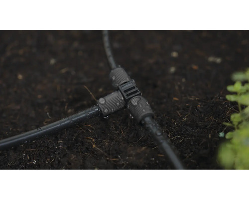 T-Stück für Bewässerungssystem auf dunklem Boden