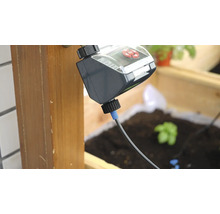 Bewässerungscomputer mit Schlauch und Wasserhahnanschluss zur Gartenbewässerung