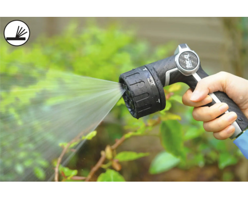 Person hält eine Gartenspritze, die Wasser sprüht