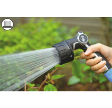 Hand hält Gartenspritze beim Bewässern