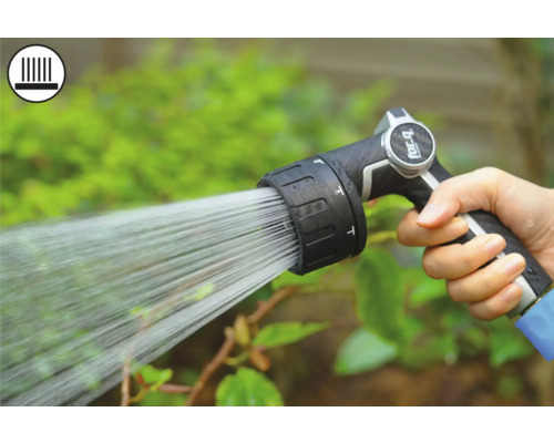 Hand hält Gartenspritze beim Bewässern