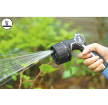 Gartenschlauch Sprühpistole im Einsatz zum Bewässern von Pflanzen