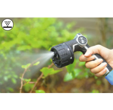 Hand hält Gartenspritze mit Strahl