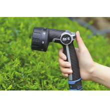 Eine Hand hält eine Gartenspritze von for_q.